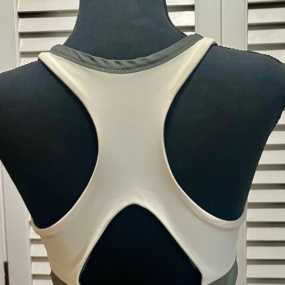 Athleta Sports Bra with Removable Pads, size Medium - Picture 2 of 9